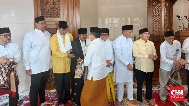 Menpora Dito hingga Akbar Tanjung melaksanakan salat Iduladha di DPP Partai Golkar.