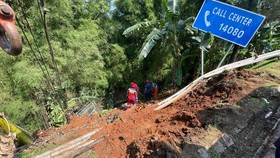 Mobil Tangki Air Masuk Parit Tol JORR, Sopir Terjepit Badan Kendaraan