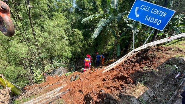 Sebuah mobil tangki air terperosok di ruas jalan Tol JORR Lingkar Luar mengarah ke Bandara Soekarno Hatta dan Tangerang, Kamis (29/6).