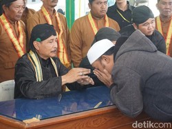 Ngalap Berkah, Peziarah Berebut Salami Ahli Waris Sunan Kalijaga di Demak