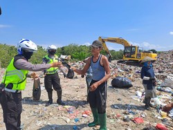 Polisi Bagikan Daging Kurban ke Pemulung di TPA Jombang