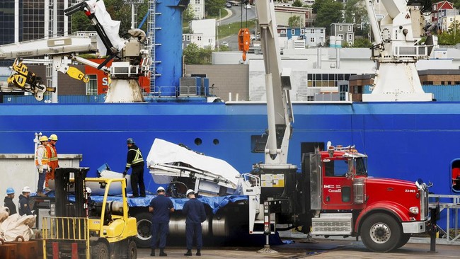 FOTO: Potongan Kapal Selam Titan Dievakuasi ke Daratan