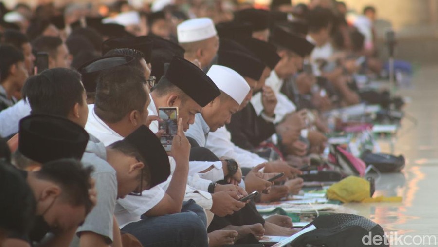 Salat id di Masjid Raya Al Jabar, Kota Bandung Salat id di Masjid Raya Al Jabar, Kota Bandung