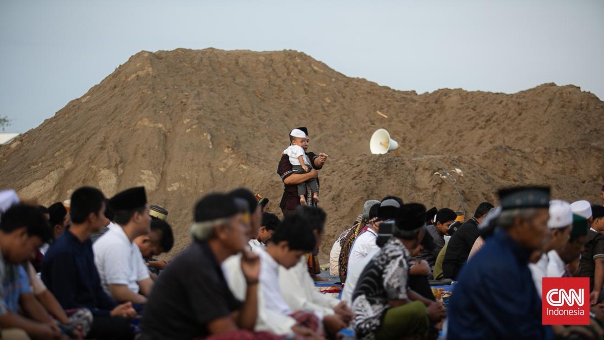 FOTO: Salat Idul Adha di Antara Bukit Pasir di Pesisir Jakarta