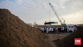FOTO: Salat Idul Adha di Antara Bukit Pasir di Pesisir Jakarta