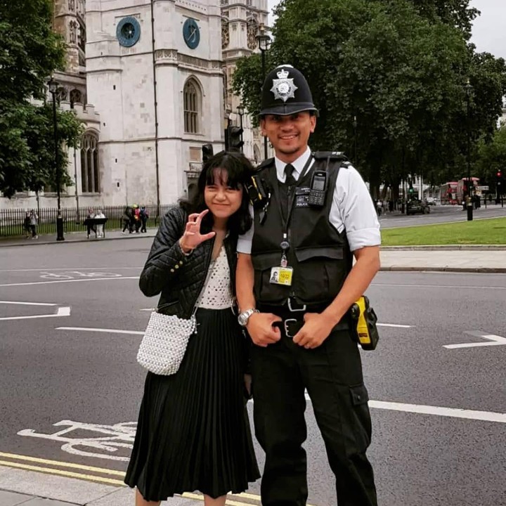 <p>Sebelum menikahi Angie pada 5 April 2009, Habibi diketahui sudah menggeluti pekerjaan di bidang kepolisian. ""Dia dari kecil di sini (London), enggak pernah pulang ke Indonesia. Setelah lulus sekolah, dia masuk akademi polisi di sini sebagai seorang Indonesian," ujar Angie 'Virgin' saat diwawancarai HaiBunda, beberapa waktu lalu. (Foto: Instagram @angie_virgin/ @bb_safe)</p>