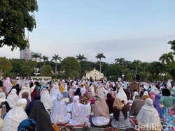 Salat Idul Adha Bareng Warga di Balai Kota, Walkot Eri Ajak Saling Berbagi