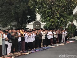 Warga Ramai-ramai Salat Idul Adha di Gedung Agung Bareng Jokowi-Iriana