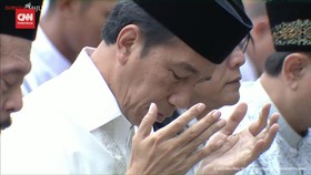 VIDEO: Jokowi Salat Iduladha di Halaman Istana Yogyakarta