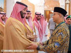 Anies Baswedan Unggah Momen Salaman dengan Pangeran MBS di Makkah