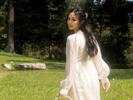 7 Potret Putri Betharia Sonata & Willy Dozan, Berusia 23 Tahun & Lulus S1 Cum Laude