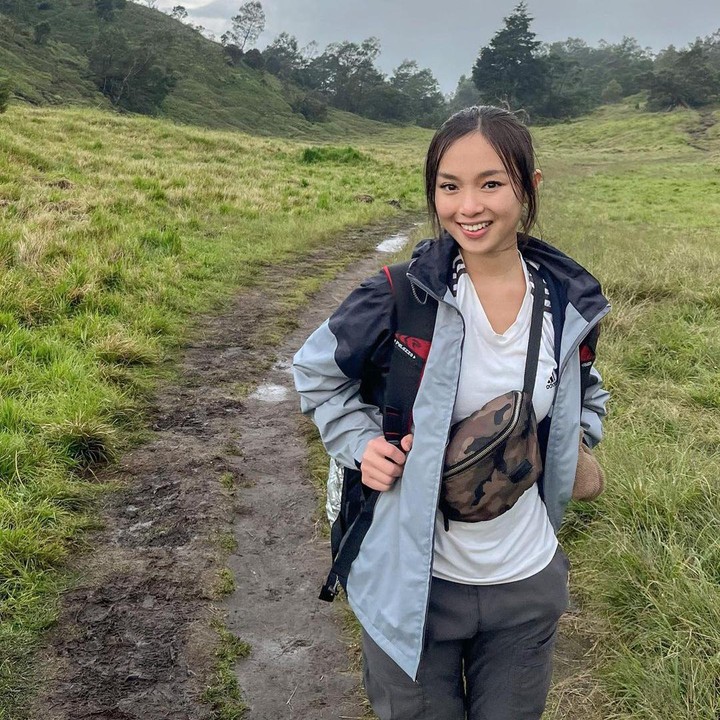<p>Bia juga sangat meyukai wisata alam. Ia kerap meluangkan waktu untuk mendaki gunung, lho.  (Foto: Instagram @nabilahrdz)</p>