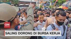 VIDEO: Saling Dorong di Bursa Kerja