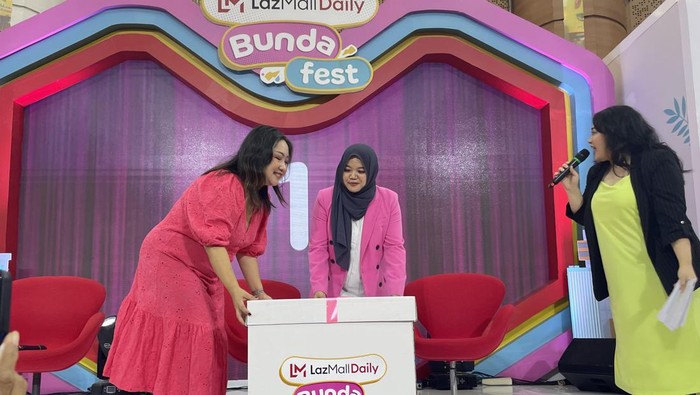 Category Director FMCG Lazada Indonesia, Lia Kurtz dan Pemimpin Redaksi HaiBunda.com, Iin Yumiyanti/Foto: Monique Handa Shafira/Beautynesia