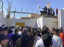 Demonstran Irak Serbu Kedubes Swedia Protes Pembakaran Al-Quran