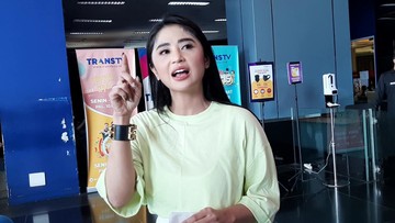 Dewi Perssik Terbang Naik Helikopter Demi Lihat Sapi Kurban Disembelih