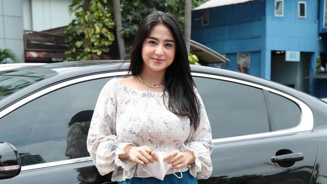 Dewi Perssik angkat suara mengenai mantan suaminya, Saipul Jamil yang ditangkap polisi di jalur TransJakarta pada Jumat (5/1).