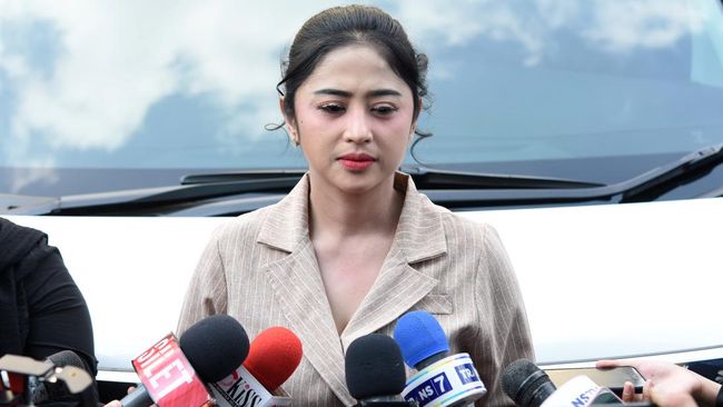 Penyanyi dangdut Dewi Perssik mengunggah video momen sapi kurban miliknya disembelih. Daging sapi itu disebut telah dibagikan ke warga.