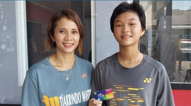 Gading Safitri, istri legenda bulutangkis Indonesia Sony Dwi Kuncoro, kini berperan sebagai ibu sekaligus pelatih bagi putrinya.