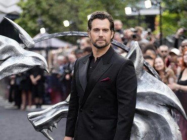 Henry Cavill Respons Rumor Jadi Penerus James Bond