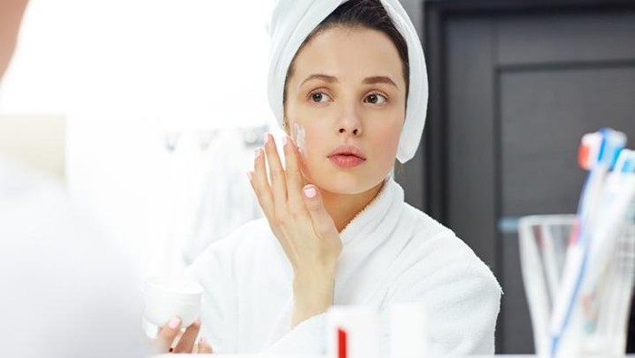 img-title Ingin Bangun Tidur Langsung Glowing? Simak 5 Tips Rutinitas Skincare Malam yang Patut Dicoba