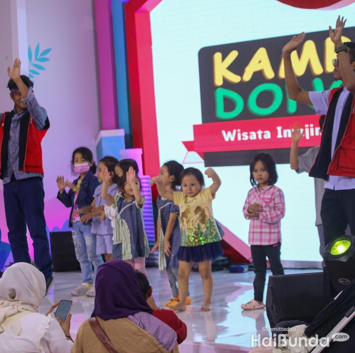 <p>Selain itu, penampilan lainnya yang turut meramaikan panggung LazMall Daily Bundafest, yakni Kampung Dongeng. Kakak-kakak dari Kampung Dongeng pun mengajak anak-anak yang berkunjung untuk bermain bersama, Bunda. Mereka bernyanyi sambil meniru gerakan yang diperagakan. (Foto: HaiBunda/Andhika Prasetia)</p>