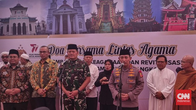 Doa lintas agama digelar di Lapangan Bhayangkara, Mabes Polri sebagai bagian HUT Bhayangkara ke-77.