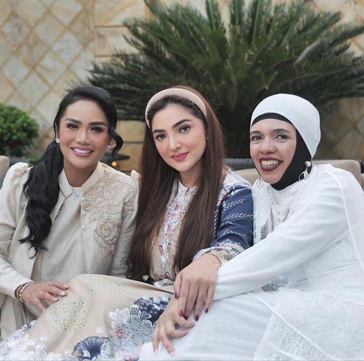 <p>Merayakan Idul Adha 1444 H, tiga keluarga besar Atta Halilintar dan Aurel Hermansyah terlihat kembali berkumpul nih, Bunda. "<em>Happy moments</em>," tulis ibunda Aurel, Ashanty. (Foto: Instagram ashanty_ash)<br /><br /><br /></p>