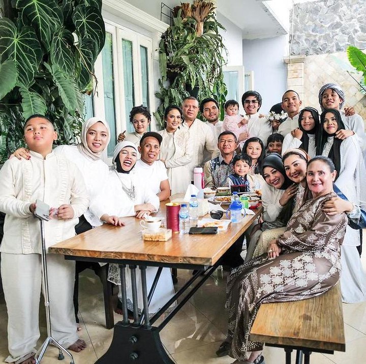 <p>Semuanya kompak mengenakan pakaian serba putih dan berkumpul dalam satu meja panjang, nih. "<em>The Atta + The Hermansyah + The Lemos + The Halilintar</em>," tulis Atta melalui akunnya, @attahalilintar. (Foto: Instagram @aurelie.hermansyah dan @attahalilintar)<br /><br /><br /></p>