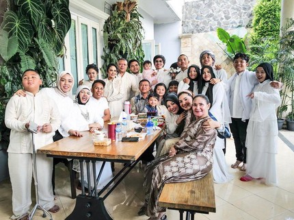 5 Potret Tiga Keluarga Atta & Aurel Kumpul Bareng di Momen Idul Adha