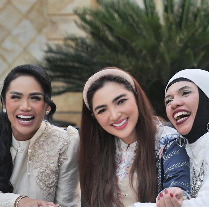 <p>Sebelumnya, keluarga besar ini sempat berkumpul saat <em>baby shower</em> kehamilan kedua Aurel, Bunda. Kita doakan, semoga mereka sehat dan bahagia selalu, ya. (Foto: Instagram @aurelie.hermansyah dan @attahalilintar)</p>