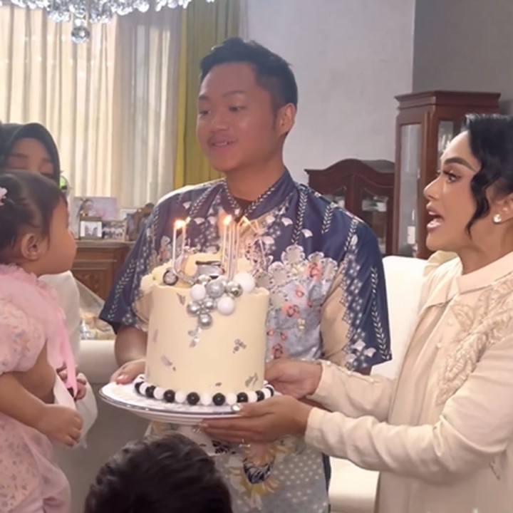 <p>Momen-momen tersebut juga dibagikan oleh Atta dan Aurel melalui akun Instagram masing-masing. Dalam unggahan tersebut, keluarga mereka terlihat hangat, lho. (Foto: Instagram @aurelie.hermansyah dan @attahalilintar)<br /><br /><br /></p>
