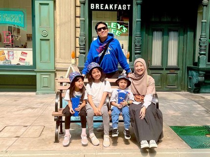 5 Potret Liburan Desta & Natasha Rizky Bersama Anak-anak Usai Resmi Cerai