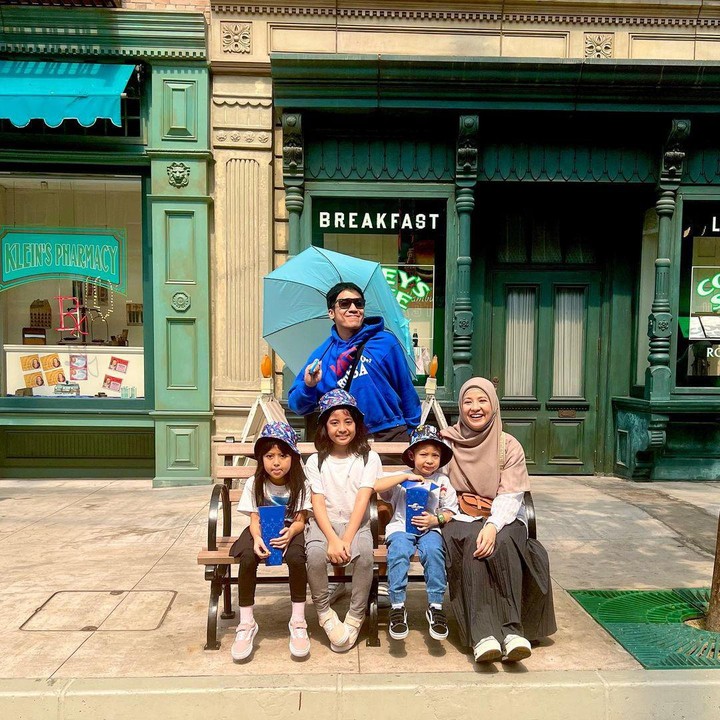 <p>Dalam kesempatan itu, Desta mengabadikan potret bersama mantan istri dan ketiga anak mereka saat bermain di Universal Studios Singapore. (Foto: Instagram @desta80s)</p>