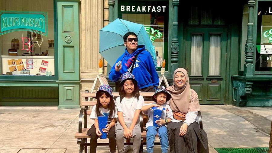 Liburan Desta dan Natasha Rizky bersama anak-anak