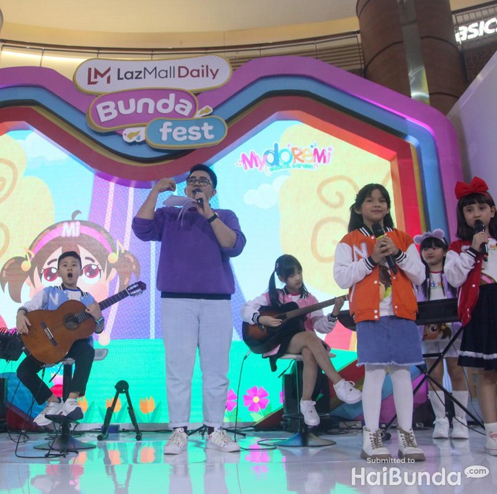 <p>Kemeriahan semakin terasa saat MyDoremi Musical Garden tampil di hadapan Bunda dan Si Kecil di LazMall Daily Bundafest 2023. Adik-adik dari Kidos Band membawakan lagu <em>Di Sini Senang Di Sana Senang</em>, <em>Balonku</em>, serta<em> Naik Kereta Api.</em> (Foto: HaiBunda/Andhika Prasetia)</p>