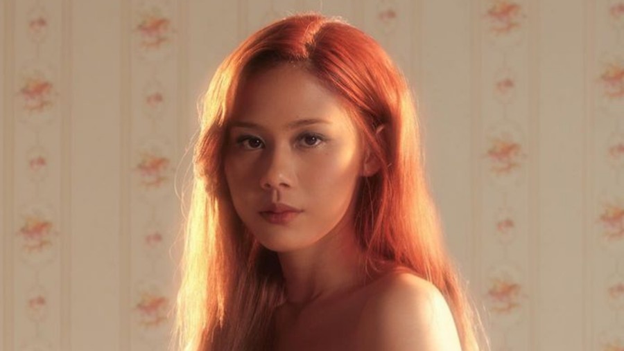 Rayuan Perempuan Gila merupakan lagu yang ditulis dan dinyanyikan Nadin Amizah. Berikut ini lirik dan chord lagu yang lagi trending tersebut.