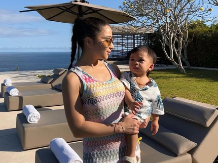 5 Potret Momen Manis Nikita Willy Bareng Suami dan Anak di Hari Ulang Tahun ke-29
