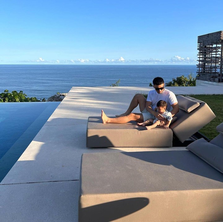 <p>Di momen spesial itu, Indra Priawan menjadi suami siaga saat mendampingi Nikita Willy dan putranya berlibur.<em> So sweet</em> ya, Bunda? (Foto: Instagram @nikitawillyofficial94)</p>