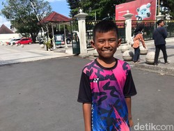 Dear Pak Jokowi, Rama Nunggu di Depan Gedung Agung Jogja Pengin Dapat Sepeda