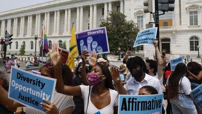 Polisi Amerika Serikat menangkap hampir 500 pelajar dari Universitas Texas dan Universitas California Selatan (USC) usai demo bela Palestina.