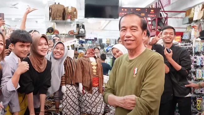 Presiden Jokowi mengingatkan TNI/Polri serta ASN harus netral dalam gelaran kontestasi politik. Ia tak ingin birokrasi pemerintah menjadi alat dalam Pemilu 2024