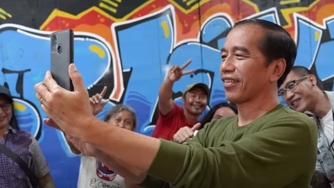 Jokowi mengaku senang karena relawannya tidak grasa-grusu dan masih fokus bekerja di bidang masing-masing. 