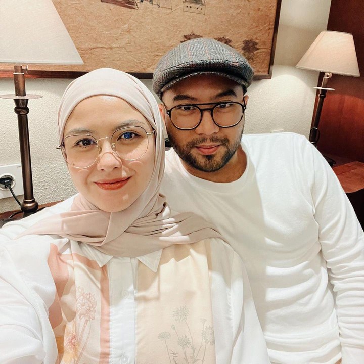 <p>Kendati demikian, belum lama ini perempuan 37 tahun ini memutuskan untuk kembali ke dunia hiburan. Bahkan, saat ini dia sedang dipadati dengan jadwal syuting sinetron.(Foto: Instagram@vatemat)</p>