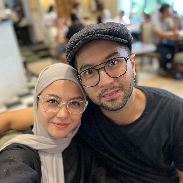 <p>Revalina S Temat dan suaminya, Rendy Aditya Gunawan sudah menikah selama 13 tahun, Bunda. (Foto: Instagram @vatemat)</p>