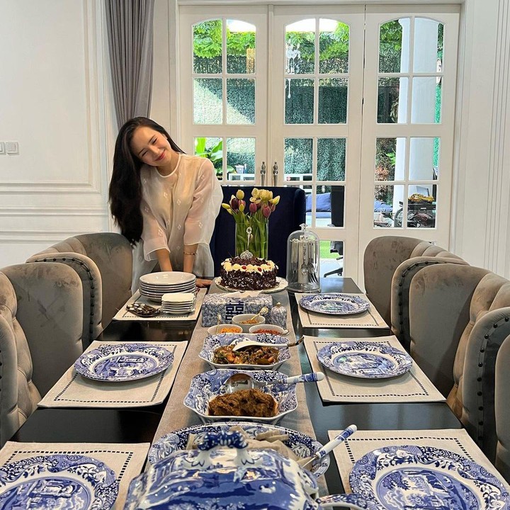 <p>Ruang makan yang menjadi tempat berkumpulnya keluarga saat Idul Adha terlihat mewah dengan sentuhan klasik dari perabotan makan. (Foto: Instagram @bebytsabina)</p>