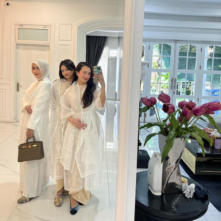 <p>Belum lama ini, Beby Tsabina membagikan potret rumahnya pada momen perayaan Idul Adha bersama keluarga. Terlihat rumah Beby yang luas dan didominasi warna putih. (Foto: Instagram @bebytsabina)</p>