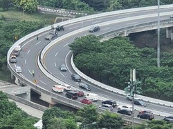 Mobil Terguling di Exit Tol Andara Arah JORR Ragunan, Ada Korban Luka