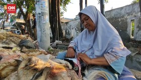 VIDEO: Emak-Emak Rela Kais Sisa Daging Kurban Yang Menempel di Kulit