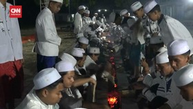 VIDEO: Nyate Lanjeng, Tradisi Bakar Sate 100 Meter di Probolinggo
